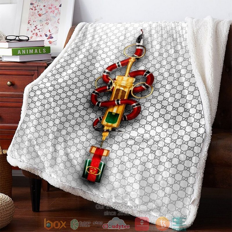 Gucci-3D-Illusion-Snake-Hive-Pattern-Fleece-Blanket.jpg